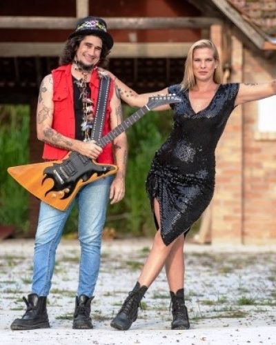 Landau_e_Gabi_stand_up01